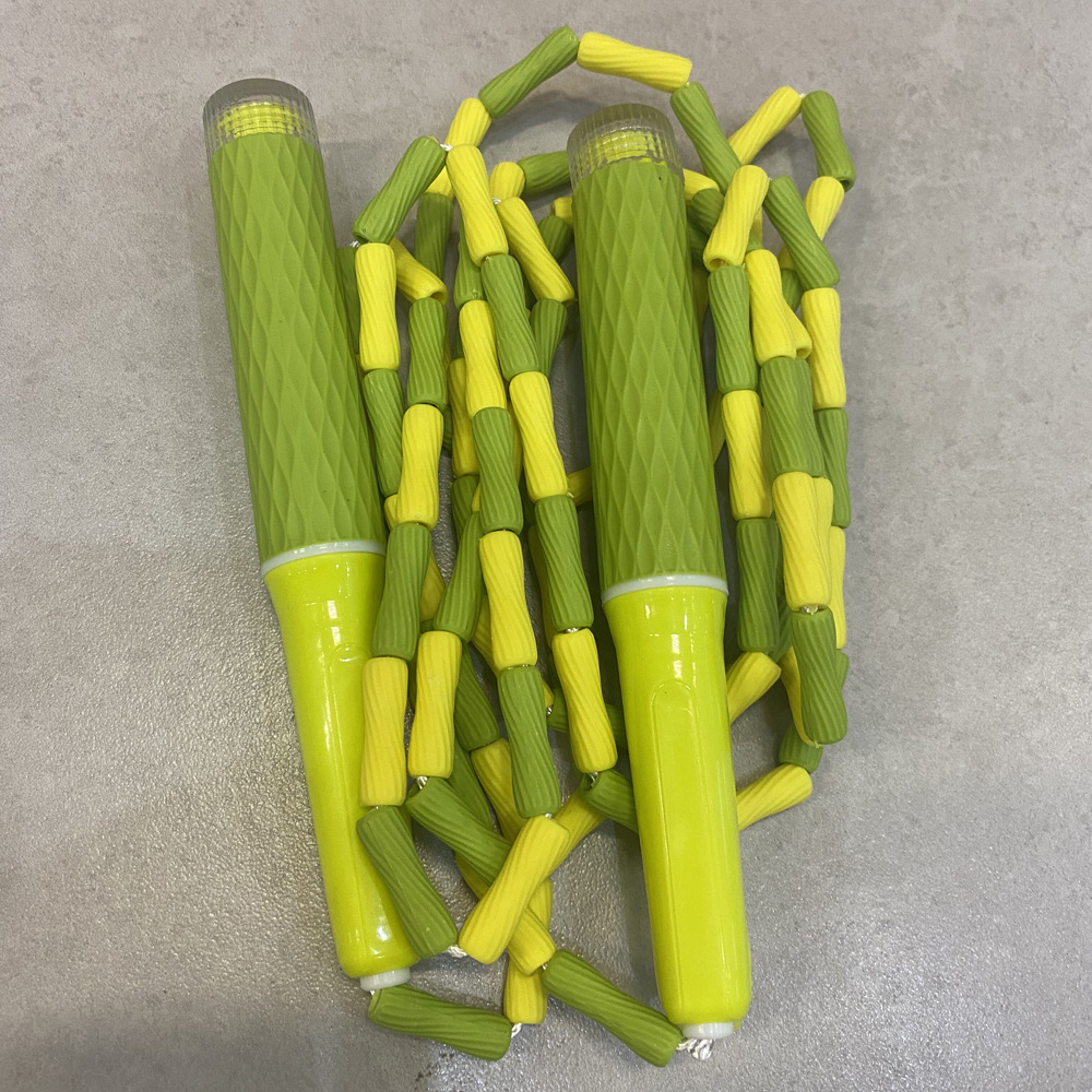 Juguete de cuerda de salto de bambú al aire libre antideslizante sin nudos para niños de jardín de infantes