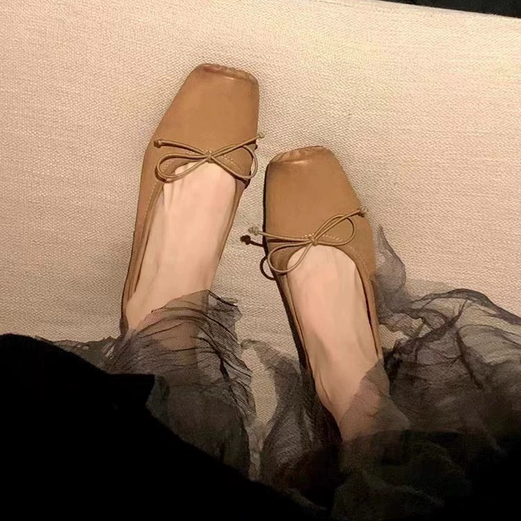 Виноградная мама с бантом свиньи с квадратным носом