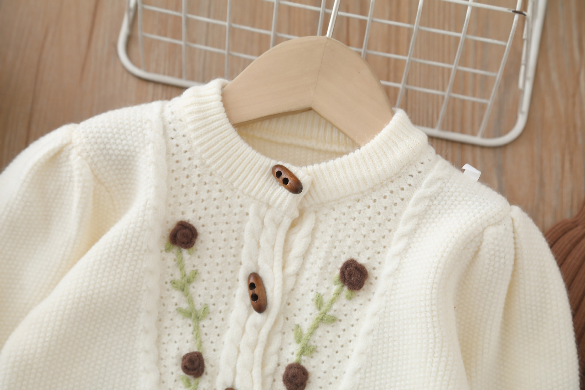 Set pantaloni tricotați din două piese pentru fete, toamnă/iarnă 2024, model nou, model Treasure, model lucrat manual cu flori_voghion.com