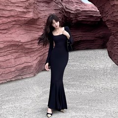 赫本风法式黑色气质长袖连衣裙女秋季高级感修身内搭包臀鱼尾长裙