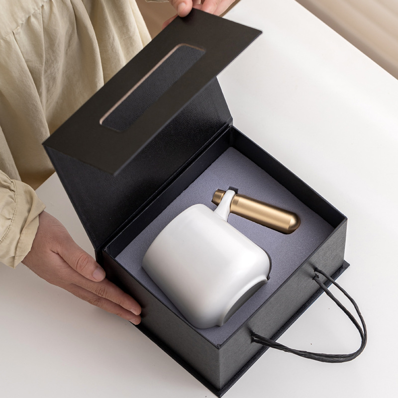 Taza de mango de metal original Taza de cerámica Taza de café Taza de agua Tallado LOGO Grabado de regalo de alta gama