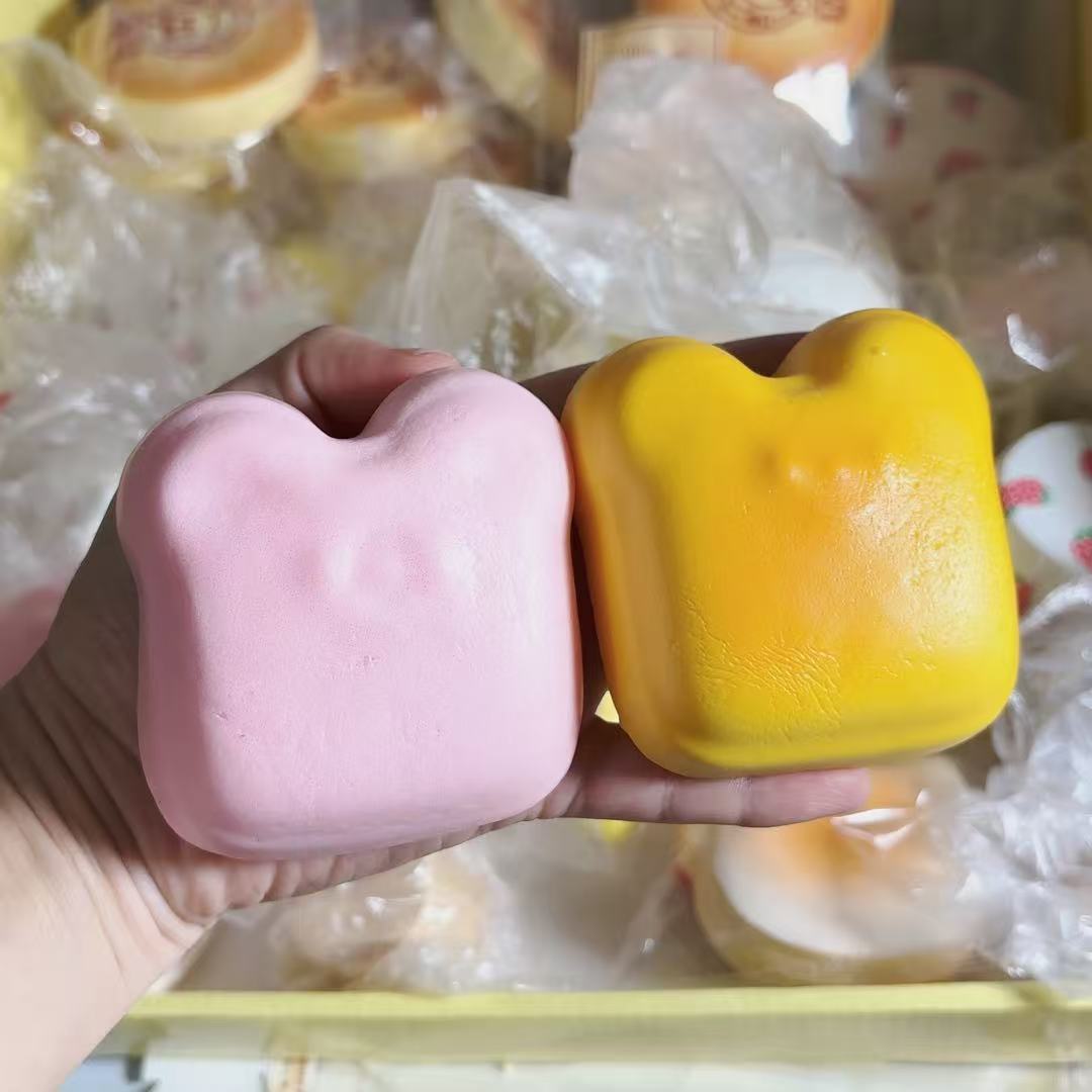 1개의 부드러운 색상의 곰 머리가 천천히 반동합니다.