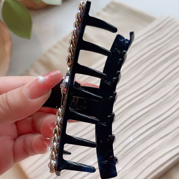 Fashionable retro crab pin