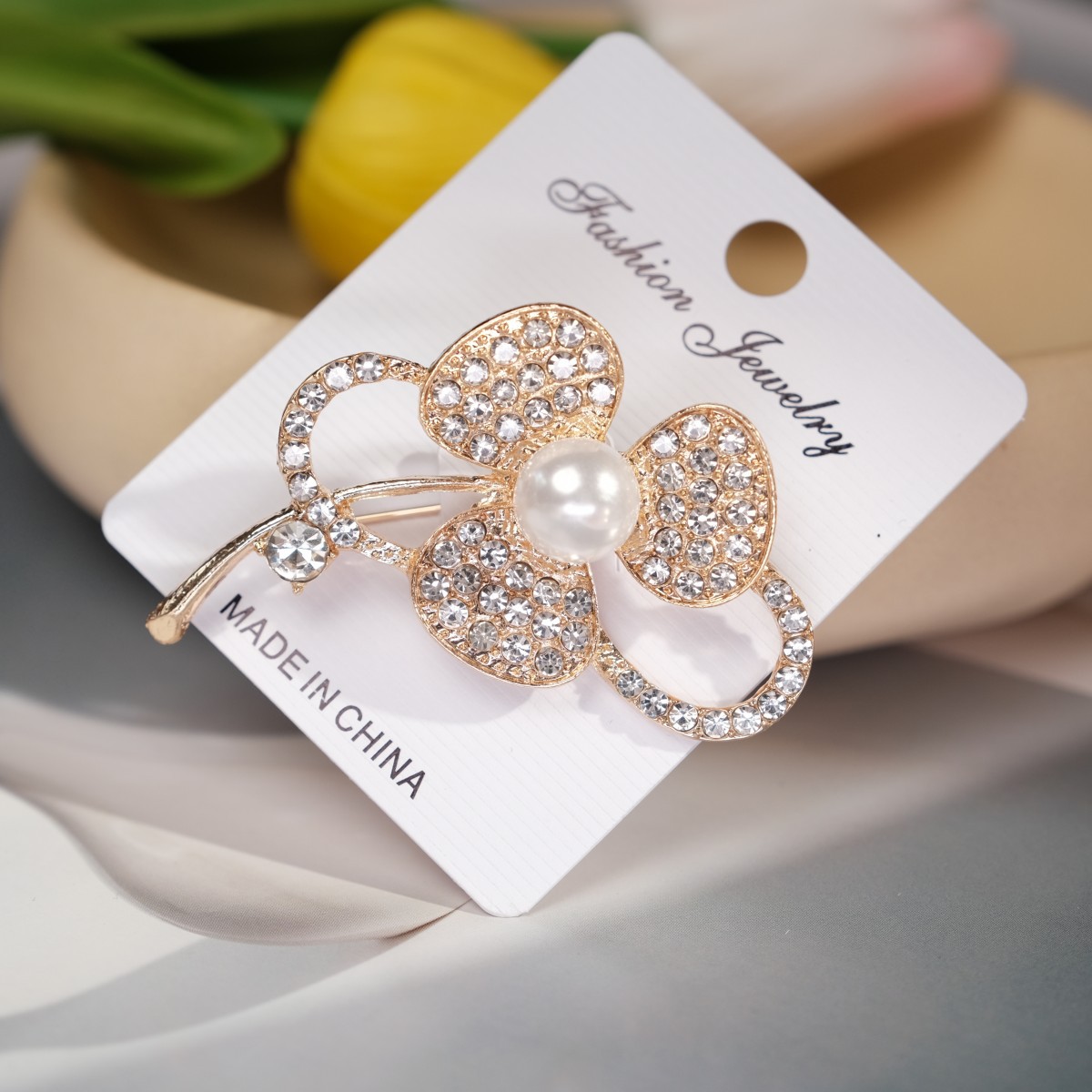 Clover Diamond Brooch Light Luxury High-End European and American Corsage Women's Anti-Exposure Pin Buckle Cross-Border Export Wholesale