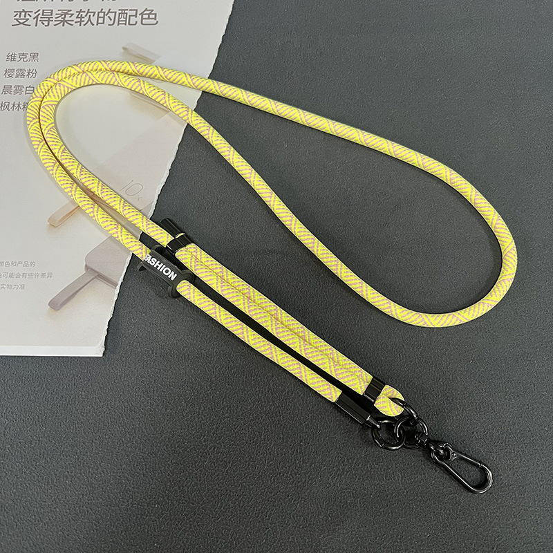 日系8mm携帯電話のストラップは、携帯ケースのストラップに斜めにまたがっています。|undefined