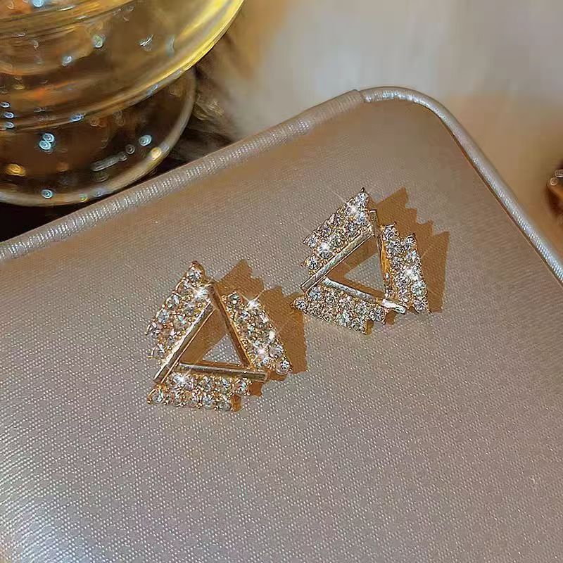 Aguja de plata de moda alta sensación de diamante de goteo de aceite pendientes nicho universal elegante pernos de orejas ligero lujoso temperamento simple orejas para mujeres