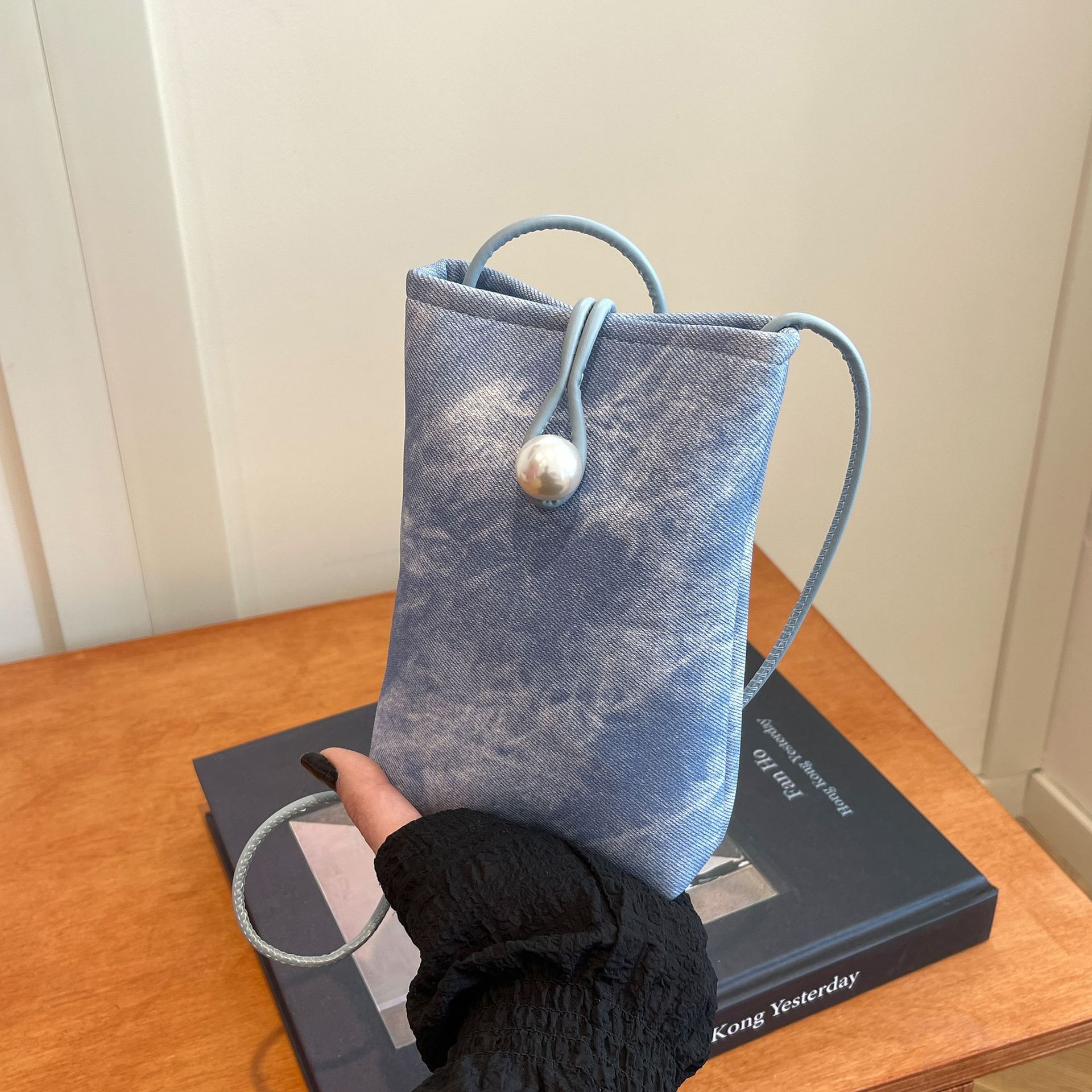 Teléfonos móviles de nicho de alta gama en primavera y verano con bolsos pequeños para mujeres 2025 nueva billetera de cuero blanco simple de un solo hombro