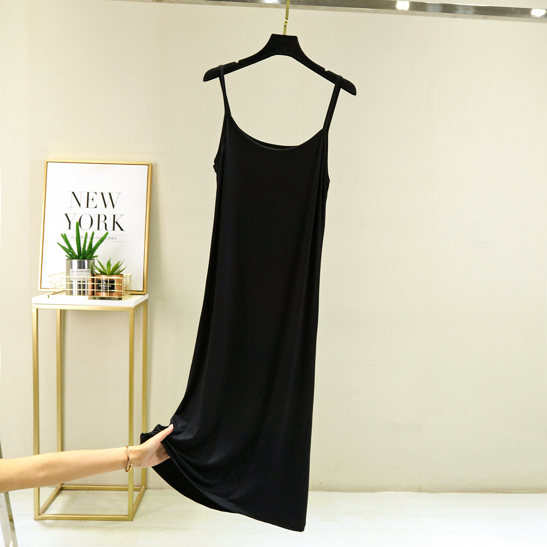 モーダルストラップのベストスカートの女性の夏の中には、袖なしのロングスカートの裏地が痩せている中長のワンピースがあります。