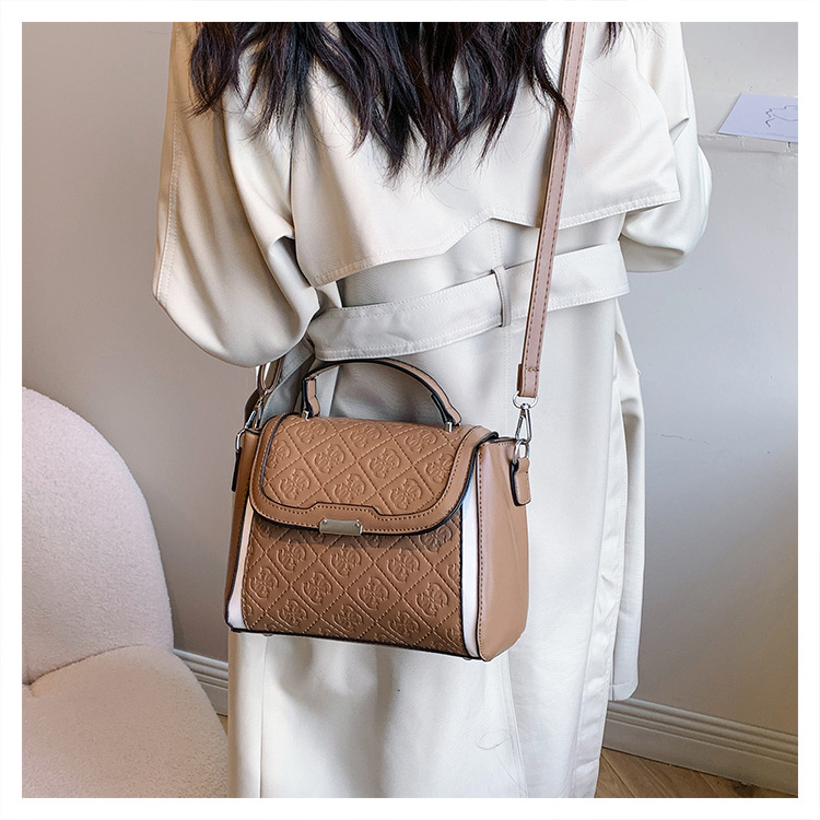 Women's Small Pu Leather Solid Color Lingge Vintage Style Classic Style Magnetic Buckle Crossbody Bag display picture 25