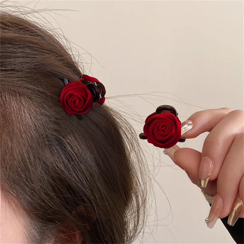 Clip de cabeza de princesa rosa roja satinada pequeña mujer lateral tocado clip de cabello de cabeza de tiburón clip de cabello de mitad