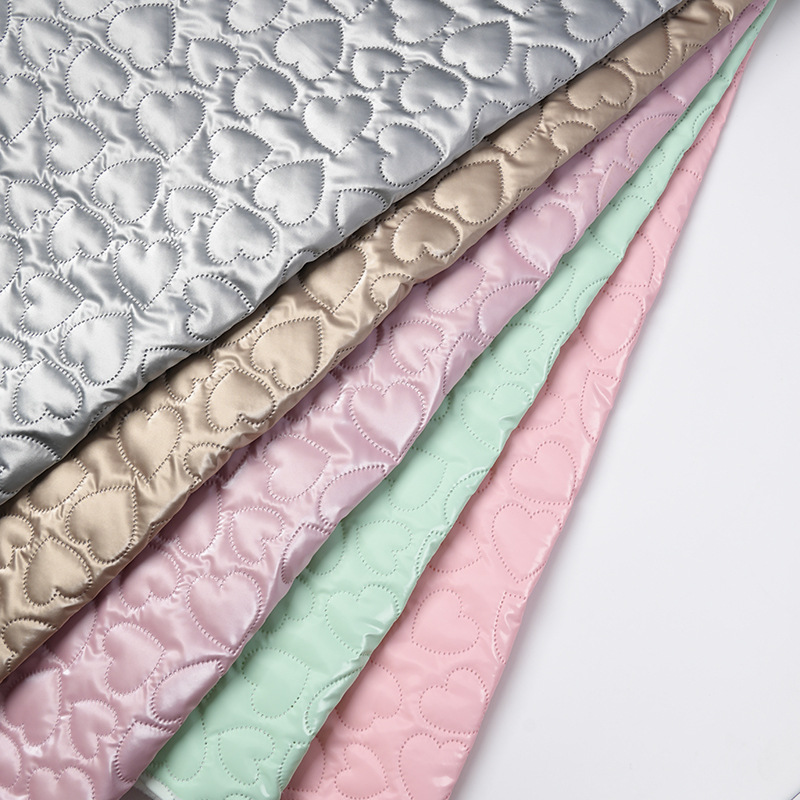 pu涤纶面料抱枕箱包手册包布超声波爱心压花夹棉棉服里布diy皮料