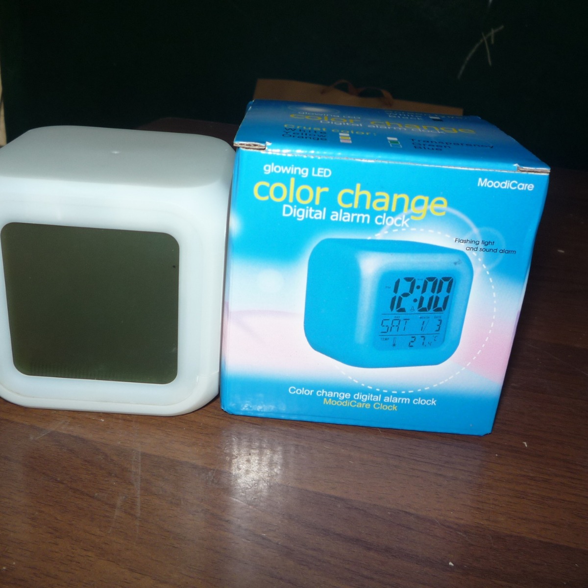 Reloj despertador LED multicolor, calendario perpetuo, reloj electrónico con cambio de color