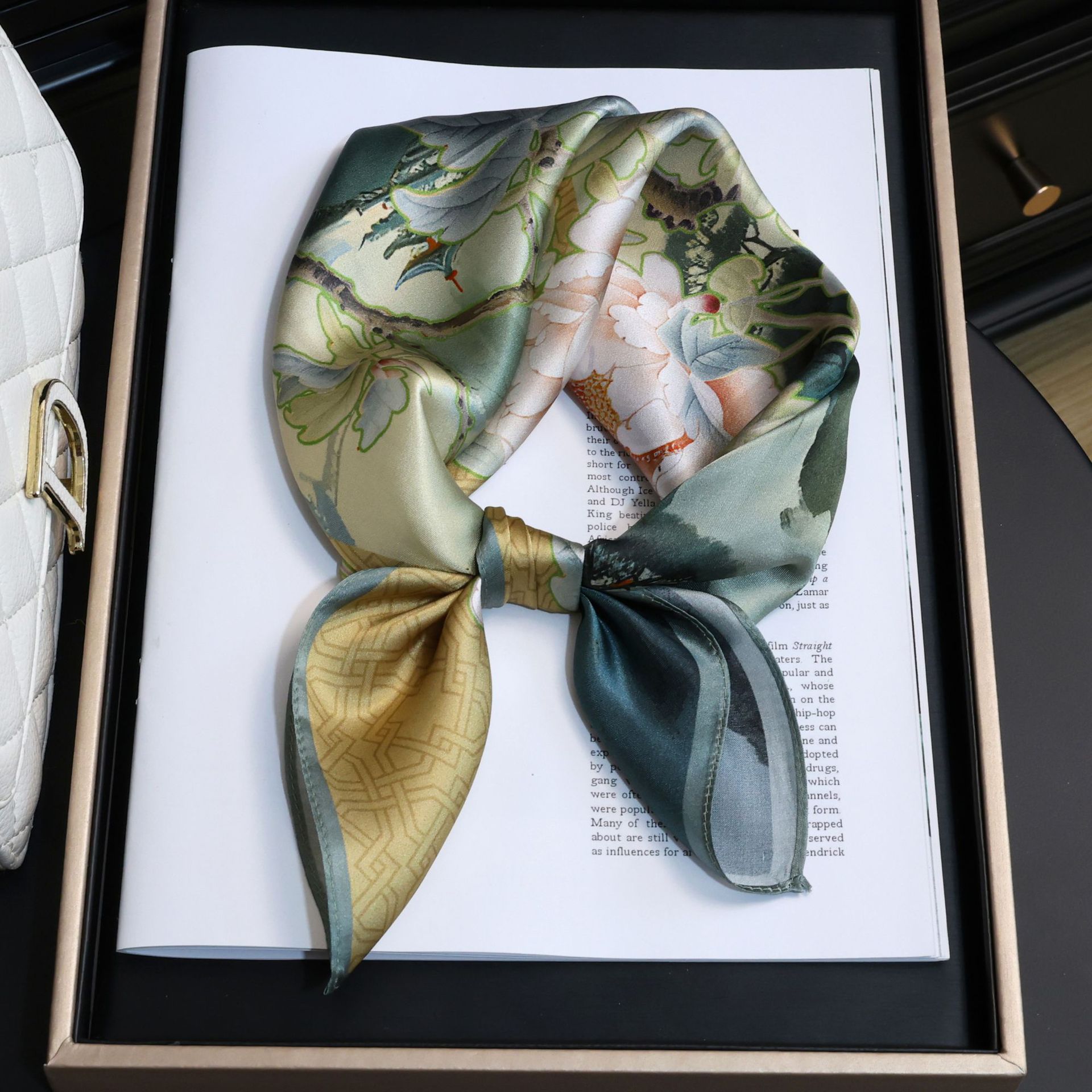 짙은 녹색 모란