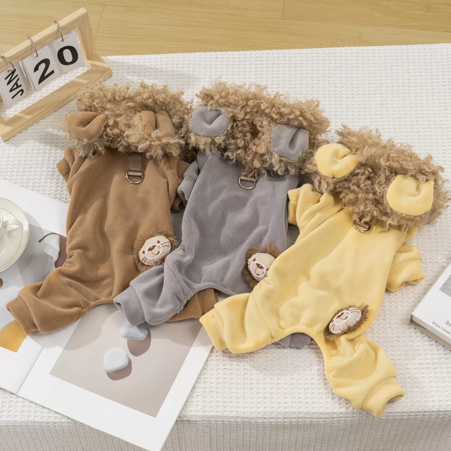 宠物服装秋冬季新款奶凶小狮子四脚绒衣泰迪比熊宠物衣服加绒保暖