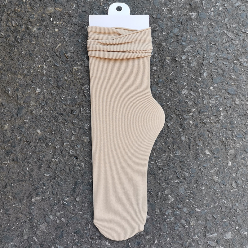Primavera y verano calcetines de algodón peinados delgados calcetines de confinamiento sin hueso anti-pilling calcetines de moda casual transpirable de color sólido calcetines de pila al por mayor