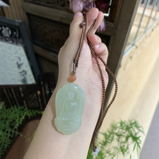 Hotan jade Amitabha, the patron saint of dogs and pigs, is moist with ice, as fine as coagulating fat, finely carved