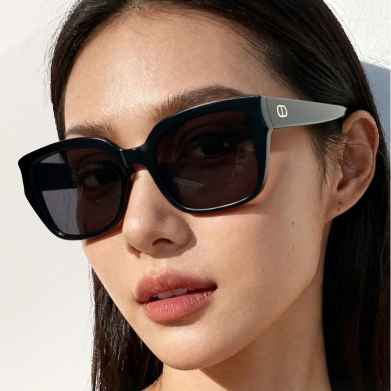 Old Money Style Designer Brand Women's Cat-Eye Sunglasses with Gold Logo, Stylish Light-Blocking Black Square 26 New Model Sunglasses Old Money Style Designer Brand Women's Cat-Eye Sunglasses with Gold Logo, Stylish Light-Blocking Black Square 26 New Model Sunglasses