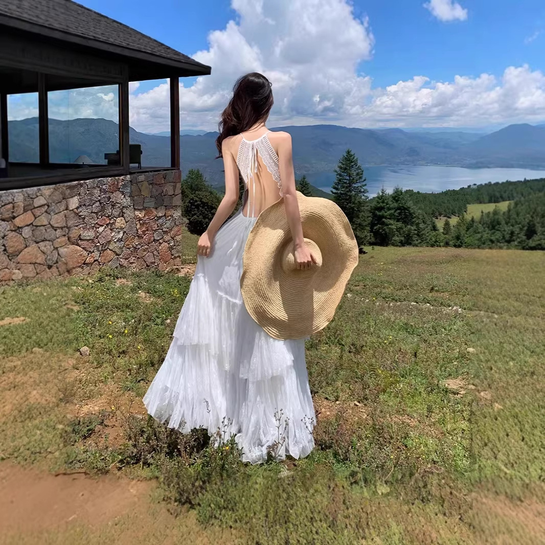 Boho-Urlaub: Weißes Maxikleid mit Spitzenbesatz und offenem Rücken – ein Kleid aus weißem Spitzen-Patchwork_voghion.com