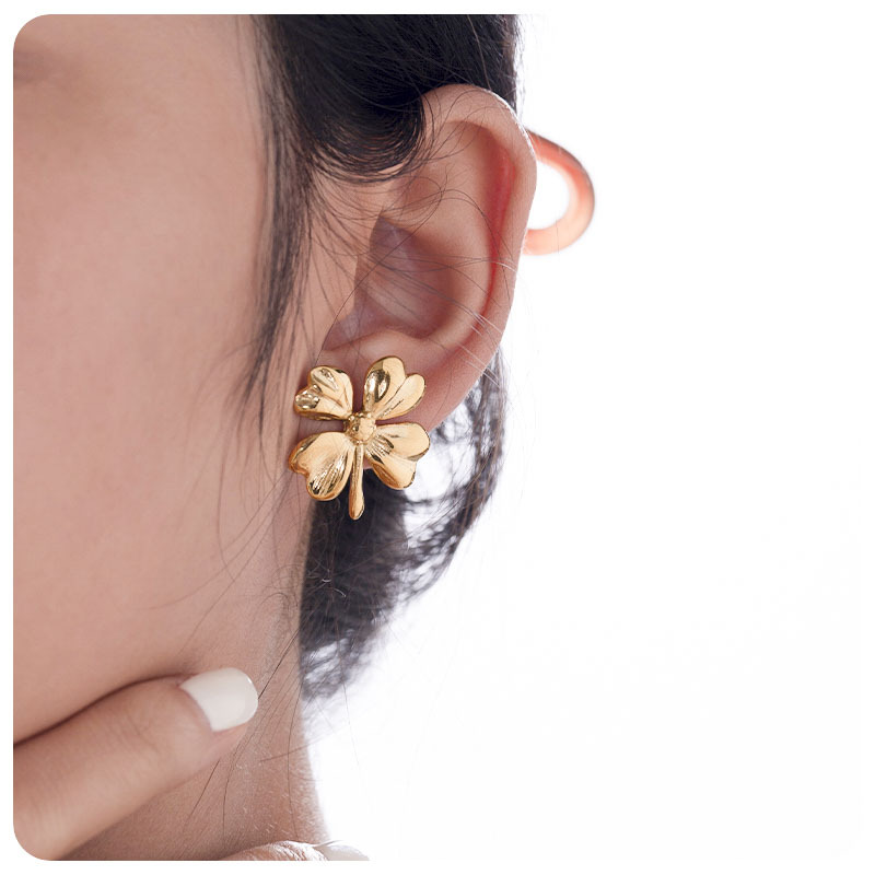 Tina europa y americana acero inoxidable chapado 18K cuatro flores de oro pernos de moda femenina temperamento retro creativo pendientes personales