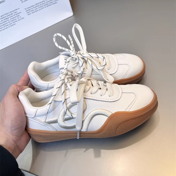 Zhao Zhaoyi con zapatos de entrenamiento rojos de mujeres 2025 primavera nueva piel bordada zapatos casuales de skate