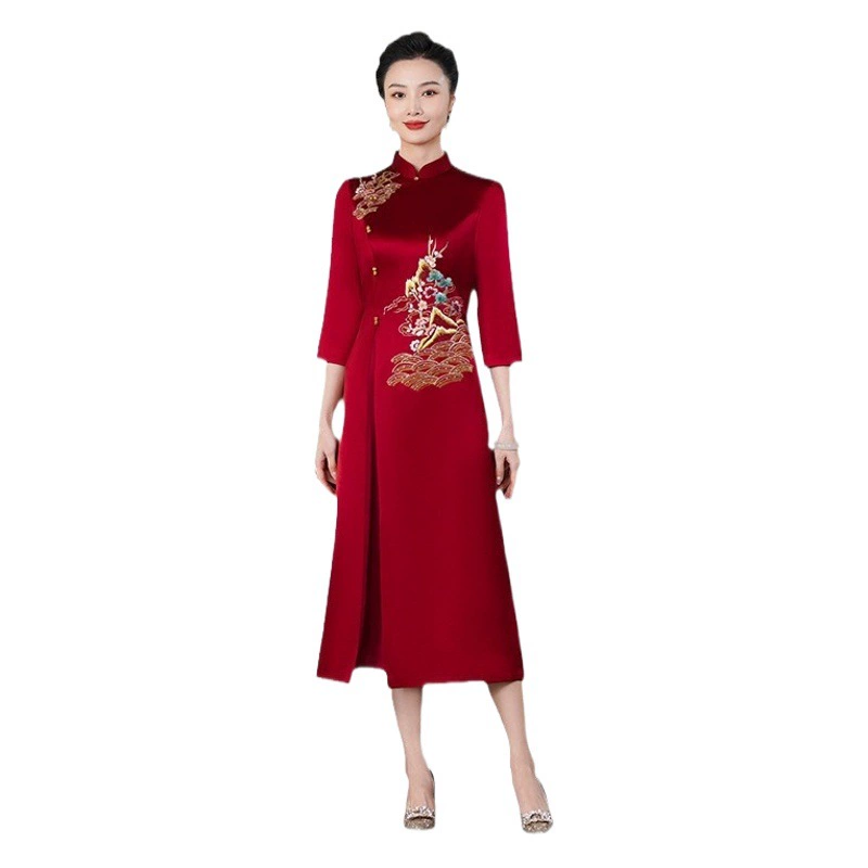 Мама средних лет наряжает свадебное банкетное платье темперамент