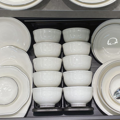 軽くて豪華な陶磁器の食器のセットの碗の皿のセットの碗の器の皿の釉薬の下で色彩の家庭の簡単な食事の皿の調理器具を飾ります。