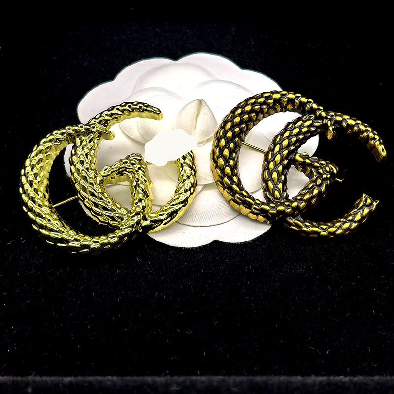 欧美高级感菱片古家胸针气质奢华双G字母别针经典复古装饰品