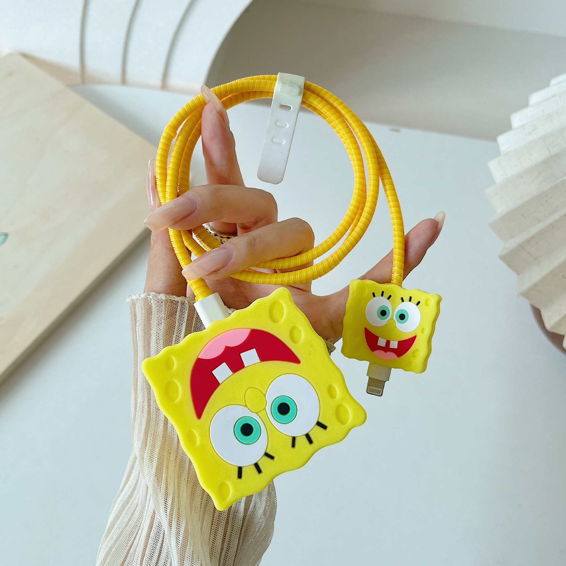 2024 nueva cubierta protectora de cabezal de carga rápida estándar británico de dibujos animados de 20W para cargador de Apple 20WPD plegable de tres enchufes