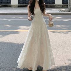 フランスの白いサスペンダードレス女性の夏雲南大理新疆着用ハイエンド海辺の休暇ビーチロングドレス