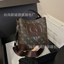 时尚印花字母水桶包包女2024跨境新款潮高级感纯色百搭手提斜挎包