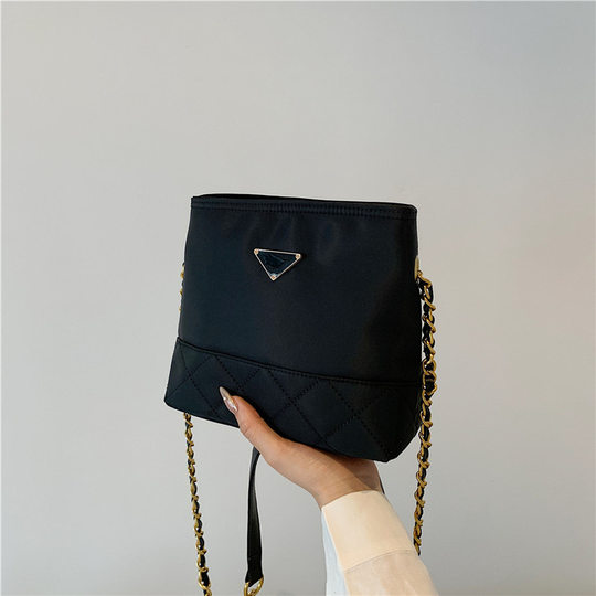 2024 Waterproof Canvas Shoulder Crossbody Bag All-match Commuter Bucket Bag Summer Leisure Rhombic Chain Bag Women's Bag Wholesale