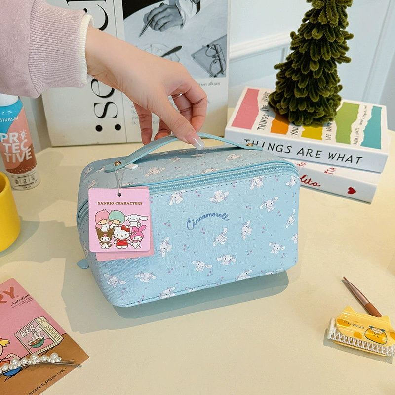 Косметичка Sanrio стеганая с синтепоном-наполнением, просторная дорожная организация, рисунки с героями
