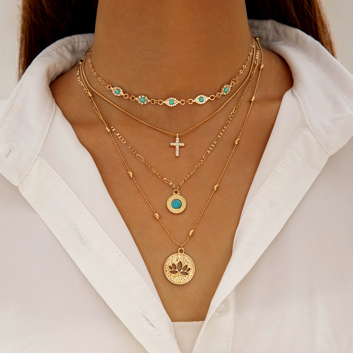 Notre collier minimaliste à plusieurs rangs allie chaînes délicates et luxe discret. Portez-le comme un petit rappel de votre beauté et de votre confiance sereine._voghion.com