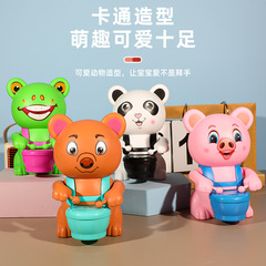 露店卸売りの子供の上でぜんまいをして太鼓のおもちゃを打ちます。