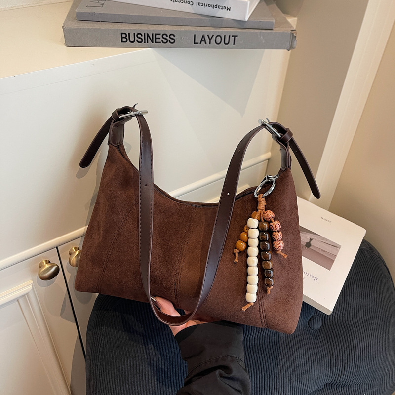 Bolsa de camisa de seda retro, bolsa de brazo de mujer 2025, otoño y invierno, nueva moda, bolso de hombro al por mayor.