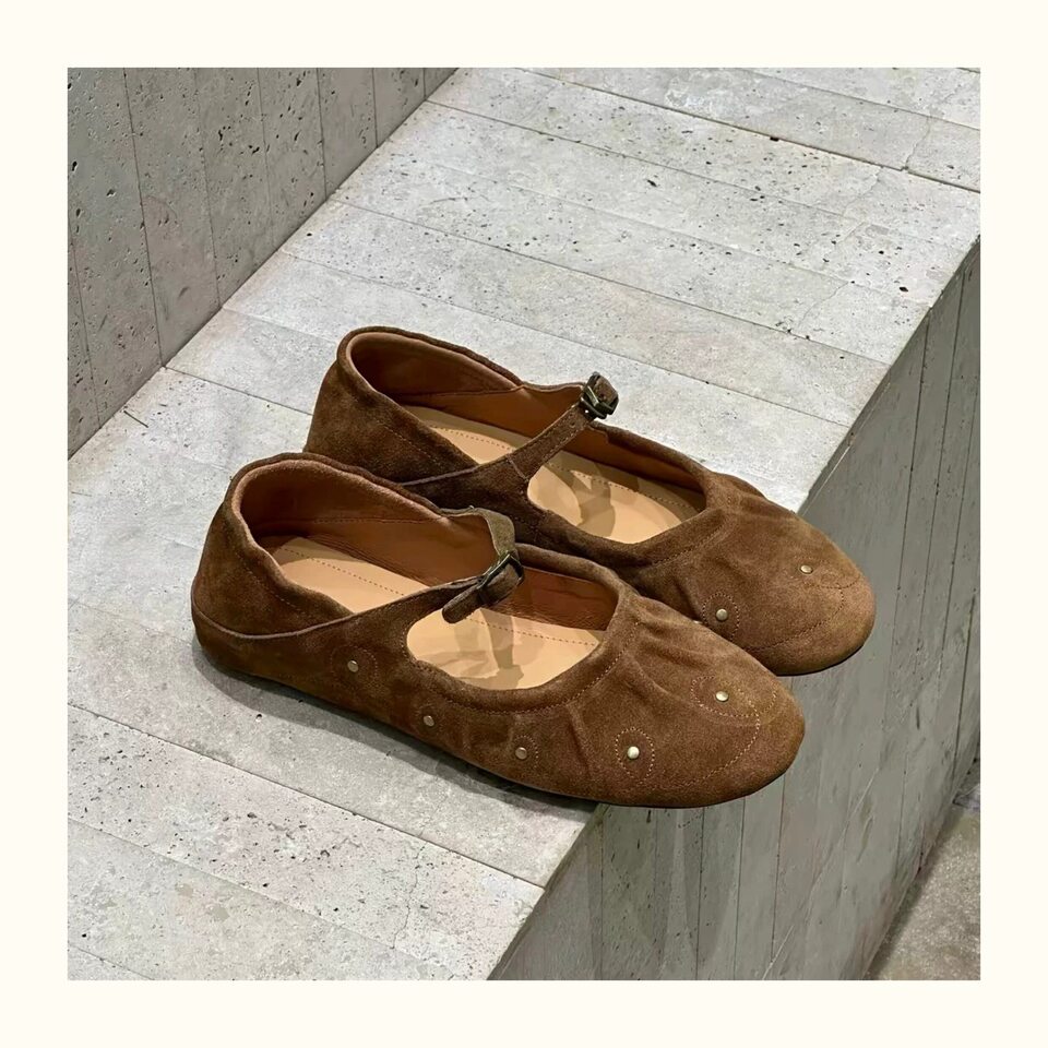 Giày bệt nữ Mary Jane mũi tròn cổ nông đính đinh tán khóa ngang, đế bằng 1 cm — Màu caramel, Màu cà phê chi tiết 14