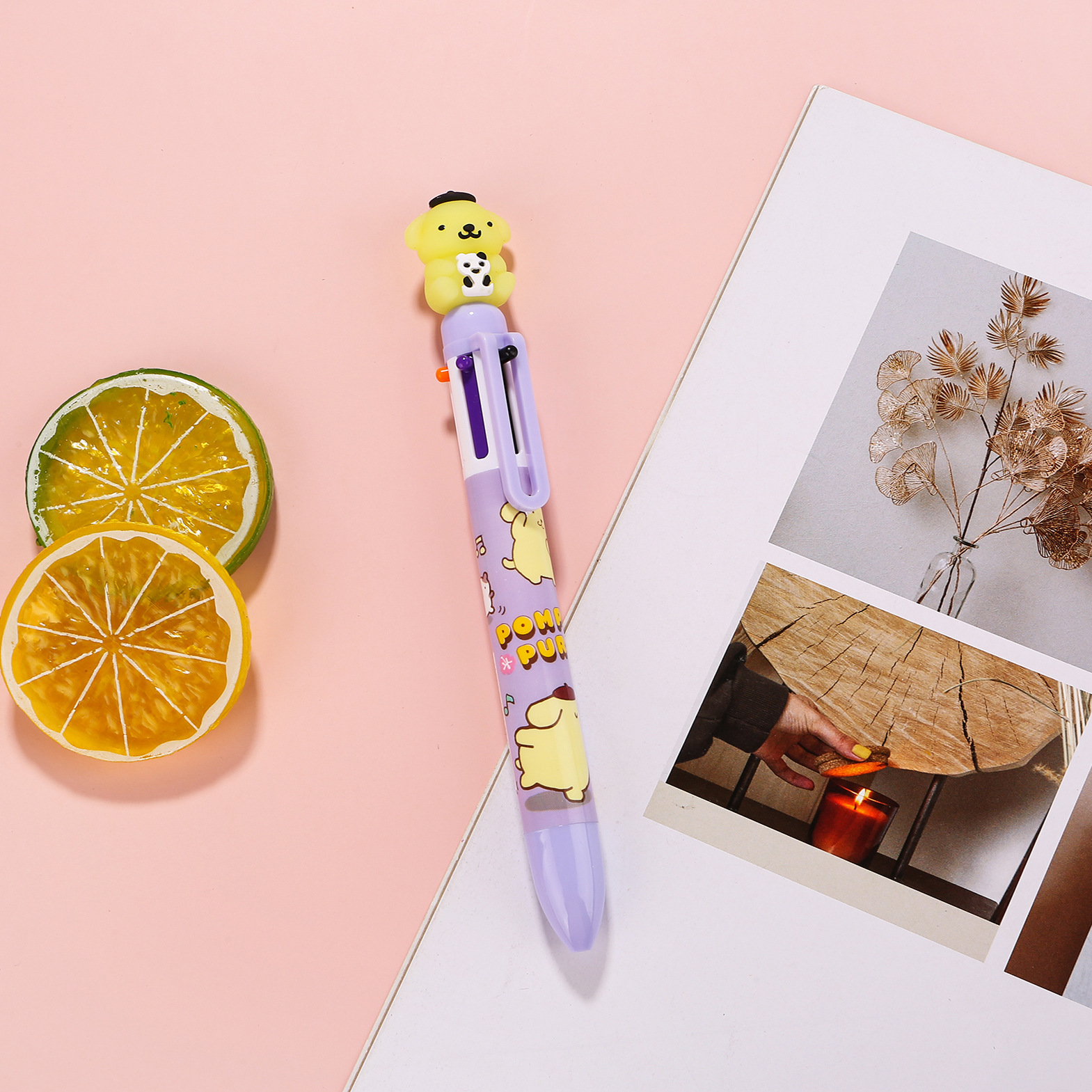 Cachorro amarillo púrpura