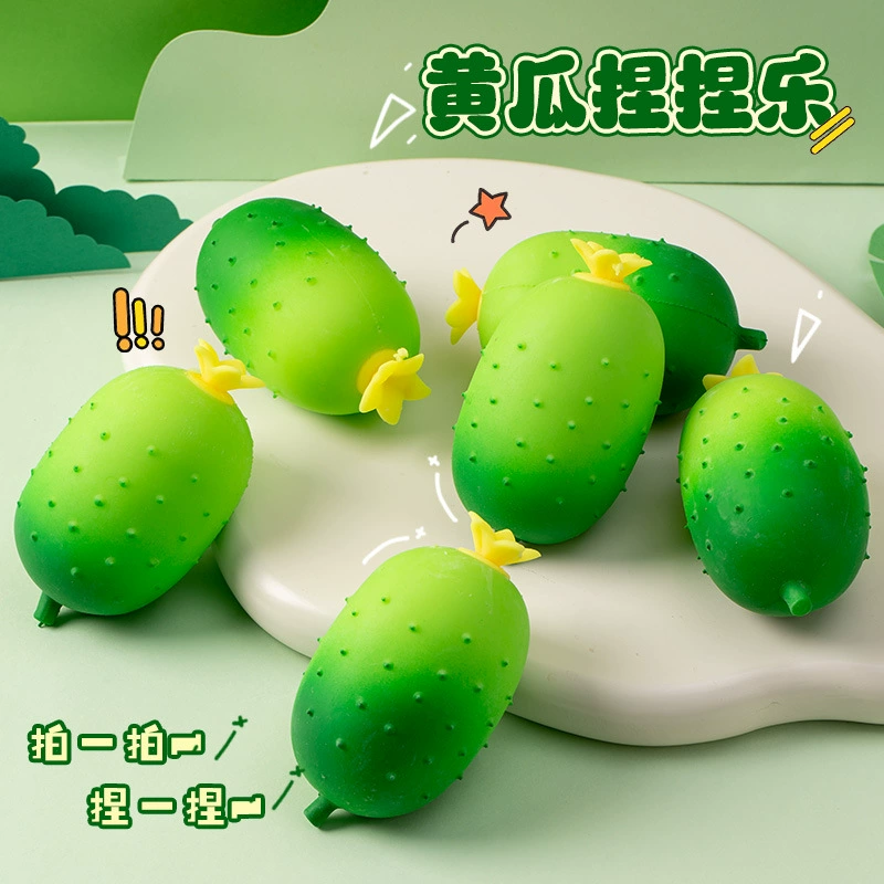 Маленькая красная книга имитирует огурец щипать фрукты и овощи