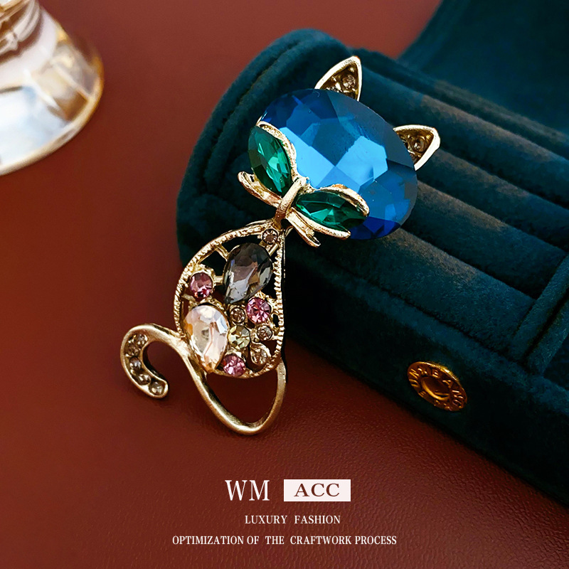 Corea del Sur diamante-incrustado hueco zorro broche elegante personalidad de la moda pin luz de lujo pendientes de alta calidad fábrica al por mayor