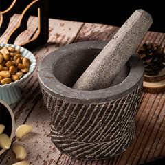 天然石の手作りの青石の石臼のニンニクの臼を刻んで薬の缶をつぶします。