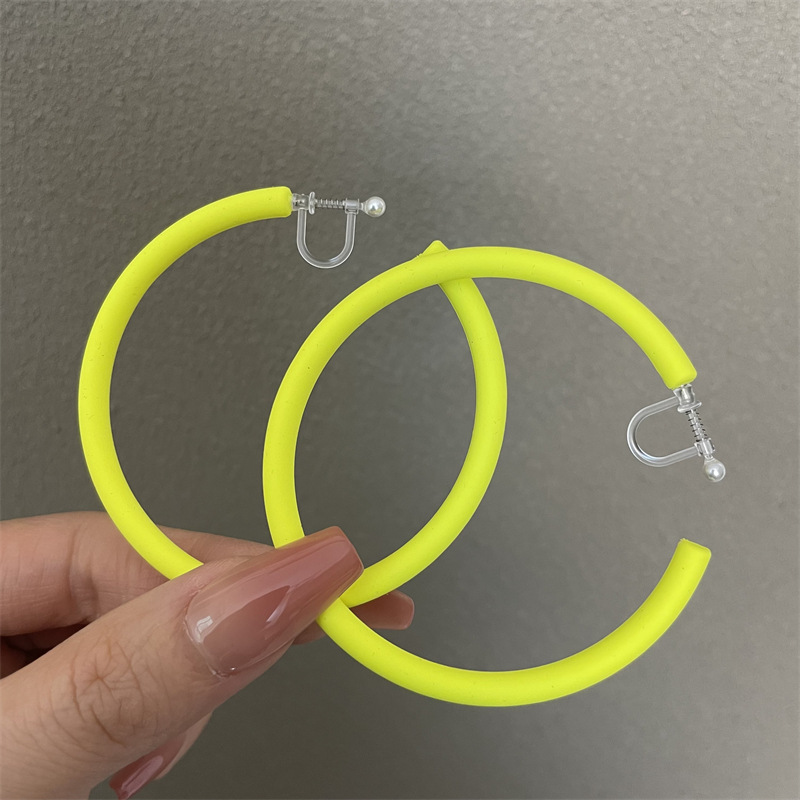 0602 귀를 뚫지 않은 형광 노란색 초대형 C 링 플라스틱 스프링 이어 클립