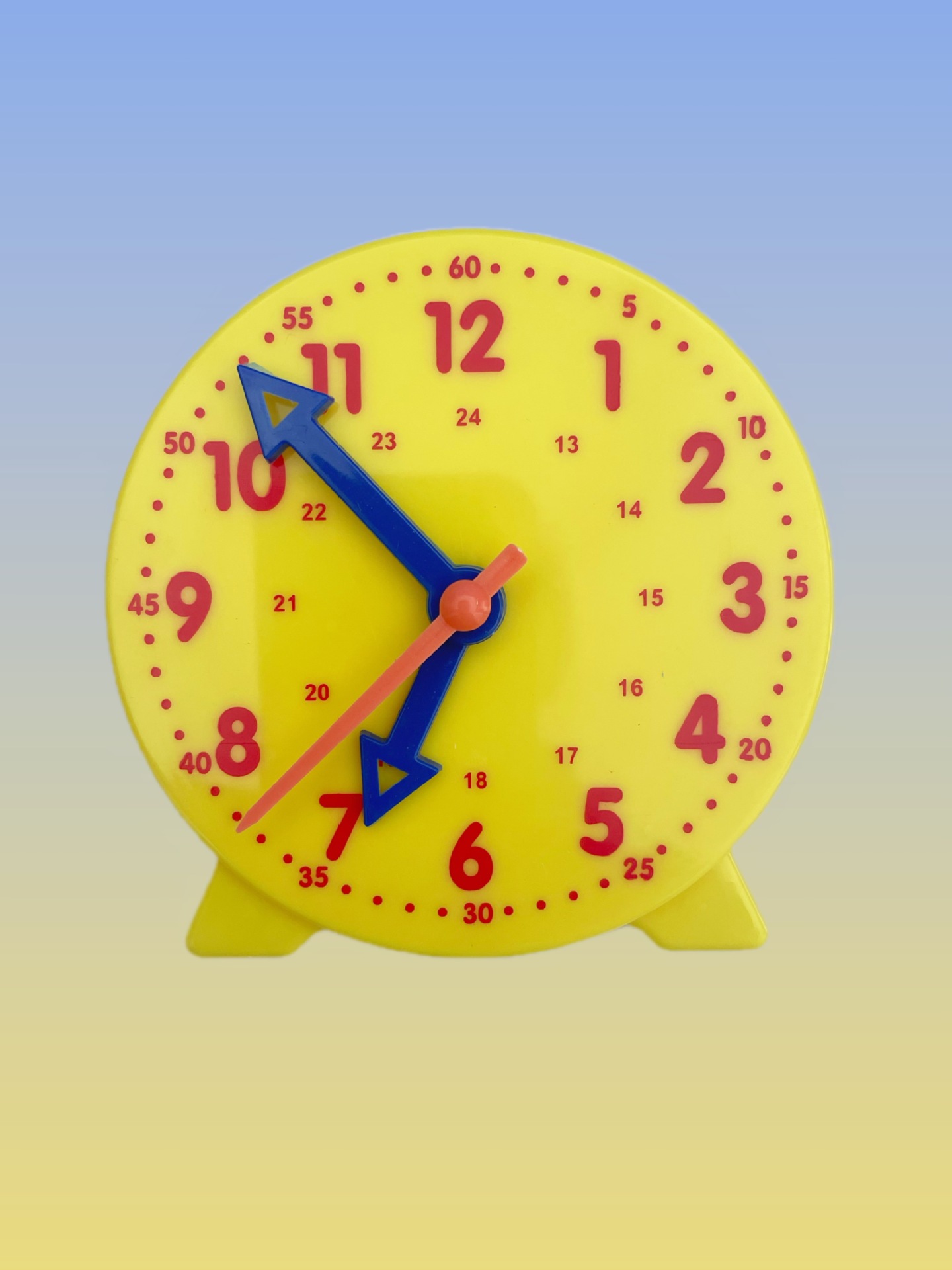 Los estudiantes de primaria de primer y segundo grado enseñan modelos de relojes, relojes de tres agujas, relojes de enlace, herramientas de aprendizaje, comprensión y enseñanza del tiempo.