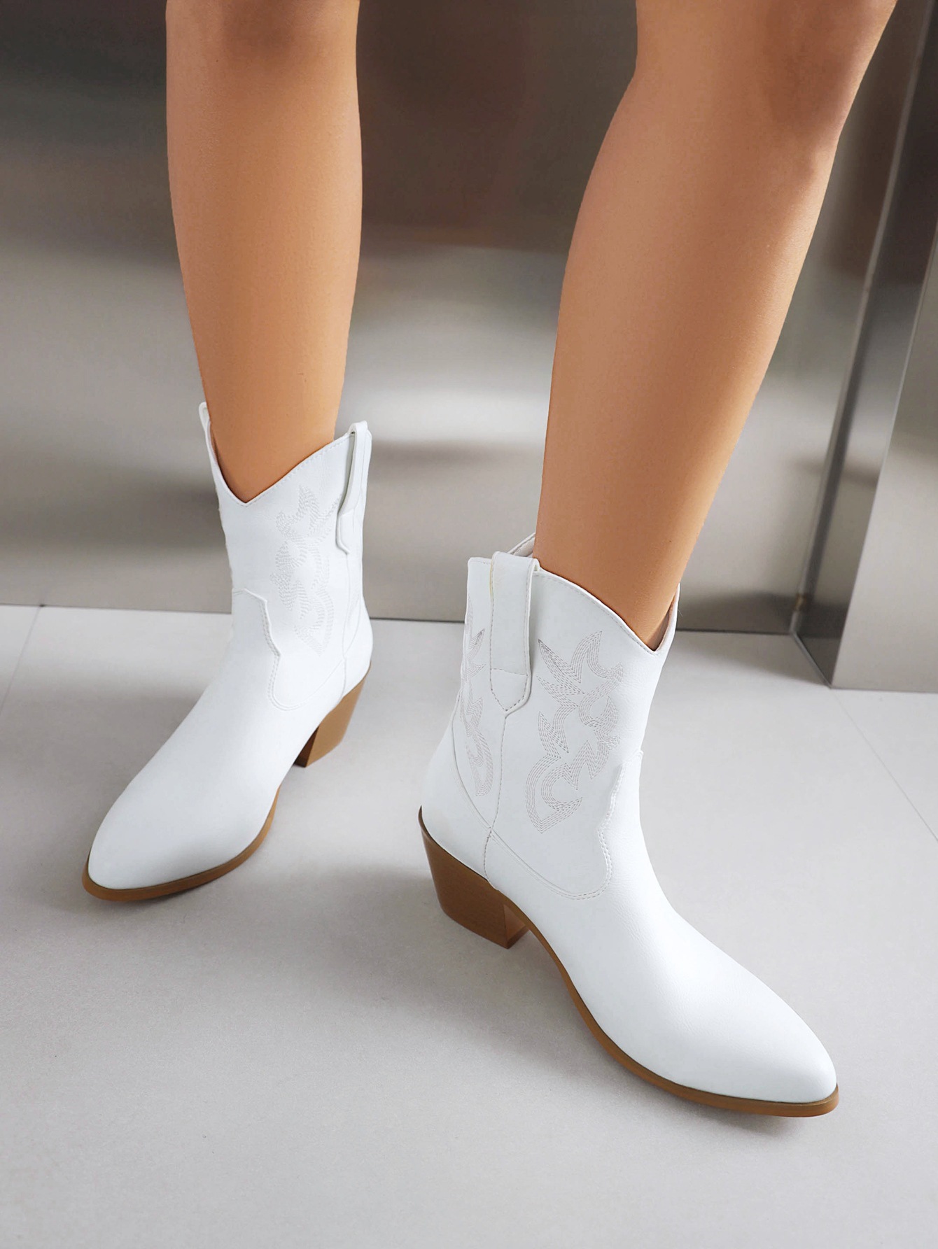 Plus-size women's ankle boots Fashion embroidered round toe western cowboy boots_voghion.com