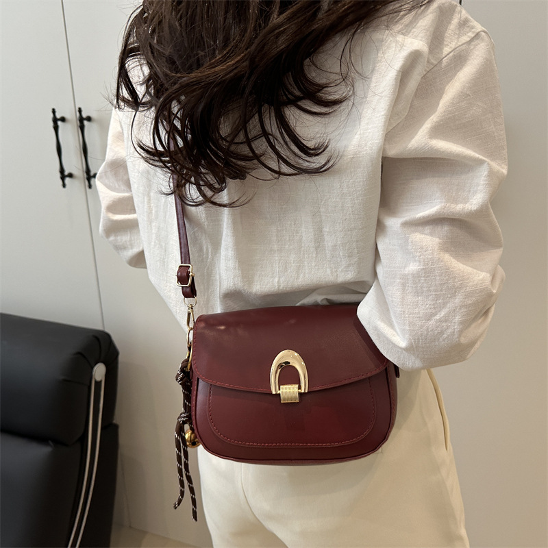 A principios de la primavera de 2025, bolsos de silla de moda casuales coreanos, bolsos de mujer de alta calidad.