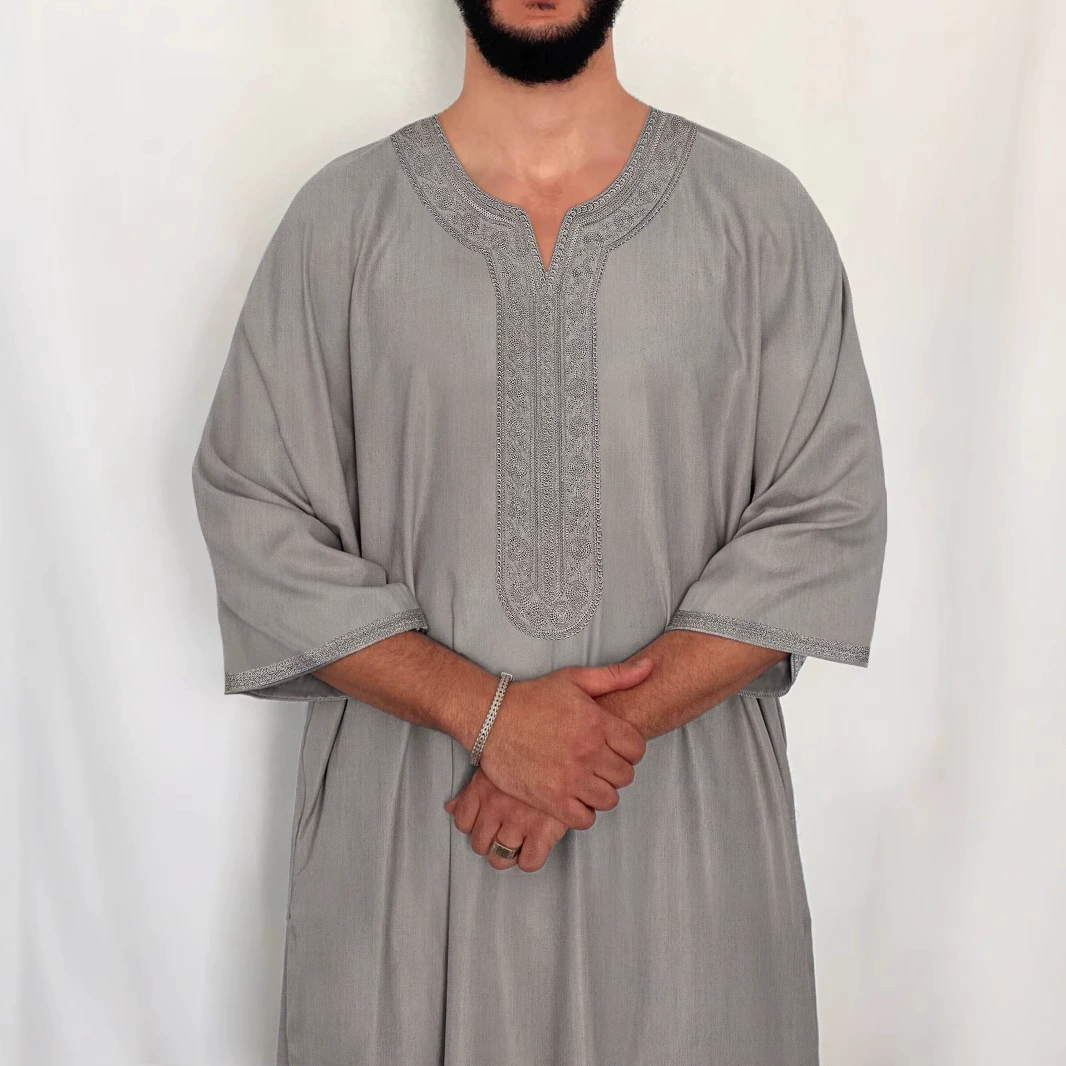 2025 новый ближневосточный мужской костюм трансграничный мусульманский средний рукав вышитый халат национальный стиль марокканский халат