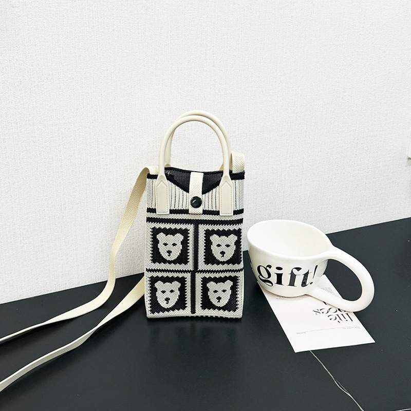 미색 곰 네 마리