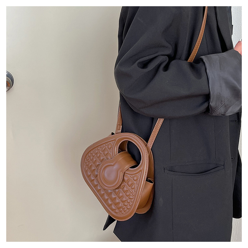 Women's Medium Pu Leather Solid Color Classic Style Oval Magnetic Buckle Saddle Bag display picture 3