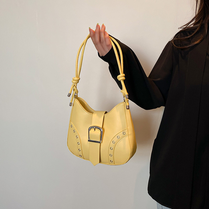 2025 nuevo bolso de verano bolso de axila mujer remache de alta gama moda de nicho bolso de hombro de todo fósforo