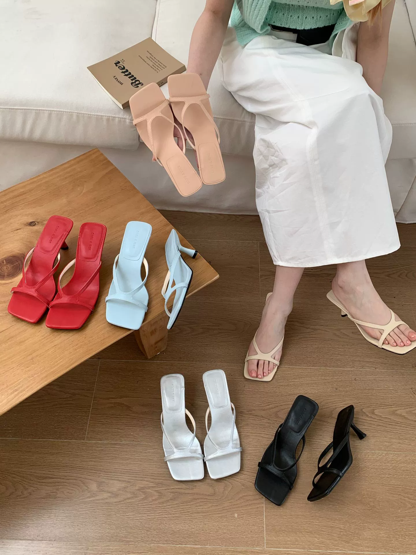 2025 новые туфли для женщин с французскими перекрестными ремешками на высоком каблуке, модные с квадратным носком и открытой пяткой, с перфорацией на задней части.