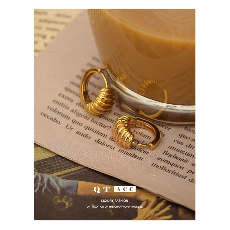 Latón chapado 18K oro real japonés y coreano viajero elegante espiral brillante costura diseño oído hebilla nicho exquisitos pendientes para las mujeres